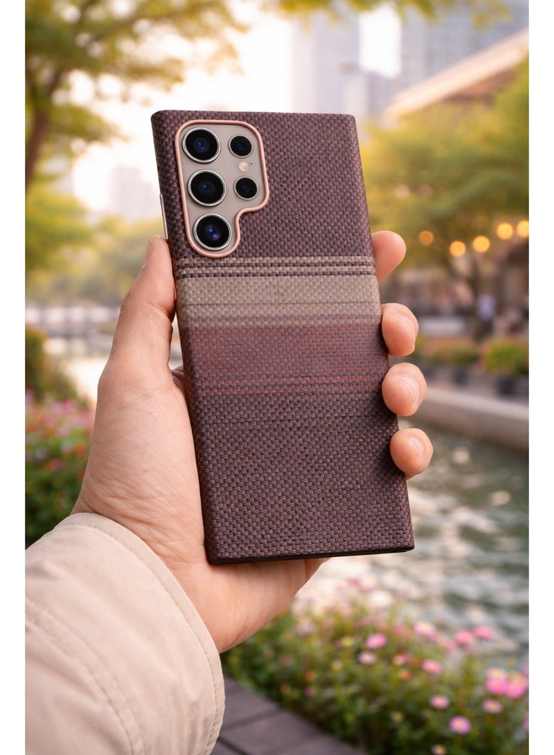 جراب سامسونج جالاكسي إس 24 ألترا - غطاء حماية رفيع بتصميم متدرج من نسيج الكربون الفاخر، يدعم الشحن اللاسلكي وحلقة معدنية للكاميرا - Image 3